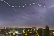 Blesky na nočnej oblohe počas letnej búrky v Bratislave.