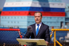 Dmitrij Medvedev počas ceremónie pri príležitosti Dňa staviteľov lodí v Petrohrade, Rusko 29. júna 2022. FOTO: REUTERS