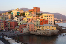 &lt;p&gt;Ak do Janova nezamierite rovno na pobyt, za aspoň krátku návštevu stojí oblasť Cinque Terre na samom východe Talianskej riviéry. Pätica malebných dedín bola vystavaná na skalách nad morom, snáď najkrajšou z nich je Vernazza s charakteristickou siluetou hradu. SNÍMKA: Filmbetrachter/Pixabay&lt;/p&gt;
