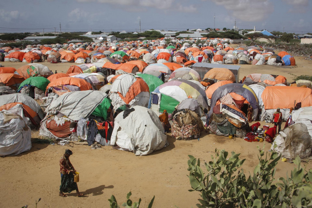 Ľudia v dočasných príbytkoch na predmestí somálskej metropoly Mogadišo. FOTO: TASR/AP
 