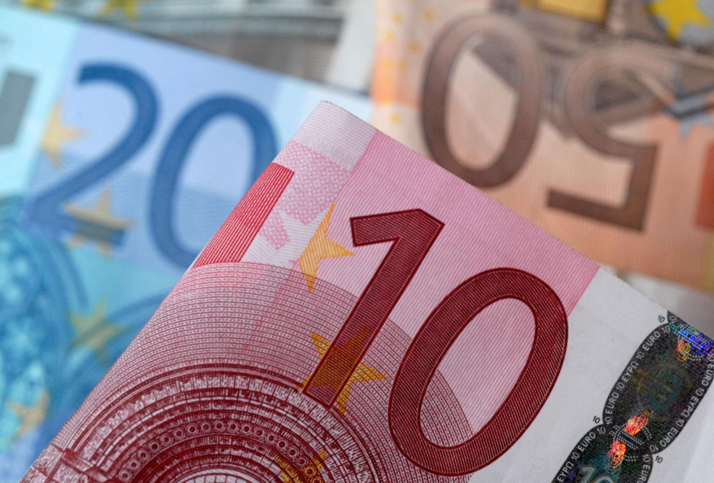 Kúpna sila eura na devízovom trhu stráca, v zahraničí zaň dostaneme čoraz menej. FOTO: Reuters