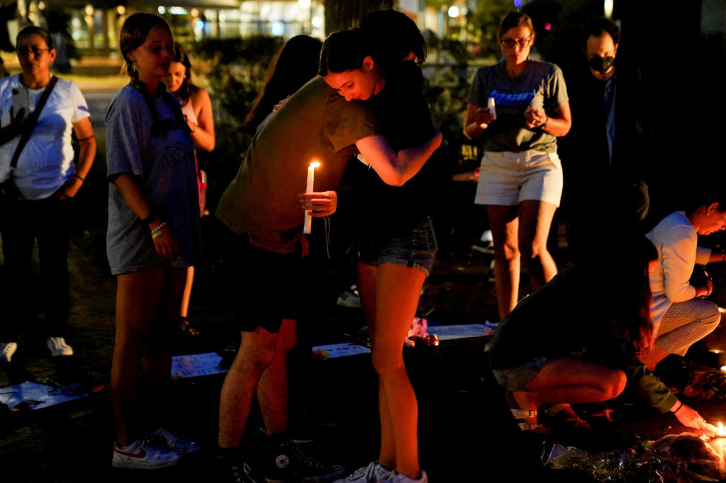 Členovia komunity sa objímajú na pamätnom mieste v blízkosti miesta masovej streľby na predmestí Chicaga v Highland Park, Illinois, USA, 5. júla 2022. FOTO: REUTERS