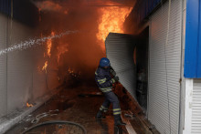 Hasiči hasia oheň na trhovisku po ostreľovaní Slovianska, v Doneckej oblasti, 5. júla 2022. FOTO: REUTERS