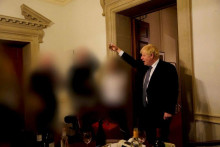 Britský premiér Boris Johnson na Downing Street 10 počas stretnutia pri odchode špeciálneho poradcu v Londýne, Británia 13. novembra 2020. FOTO: REUTERS
