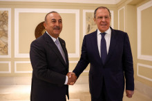 Šéf ruskej diplomacie Sergej Lavrov a turecký minister zahraničných vecí Mevlüt Çavuşoğlu. FOTO: Reuters
