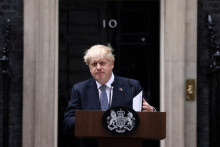 &lt;p&gt;Britský premiér Boris Johnson počas vyhlásenia na Downing Street v Londýne, kde oznámil svoju rezignáciu, 7. júla 2022. FOTO: REUTERS&lt;/p&gt;