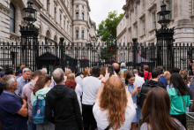 &lt;p&gt;Ľudia sa zhromažďujú pred bránou, keď britský premiér Boris Johnson robí vyhlásenie na Downing Street v Londýne, Británia, 7. júla 2022. FOTO: REUTERS&lt;/p&gt;