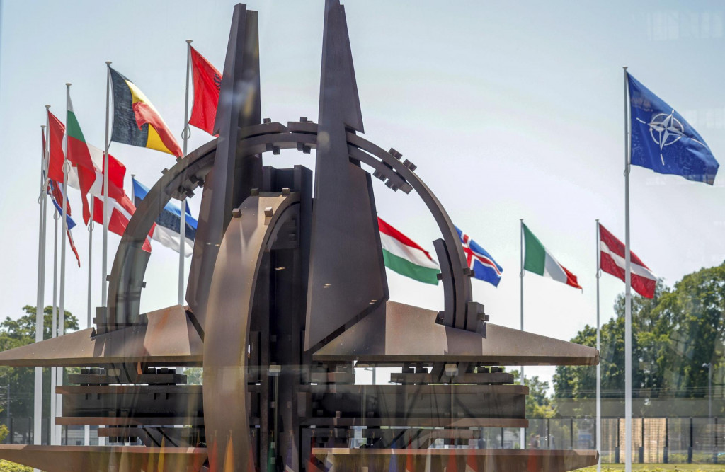 Vlajky členských krajín NATO pred sídlom aliancie v Bruseli. FOTO: TASR/AP