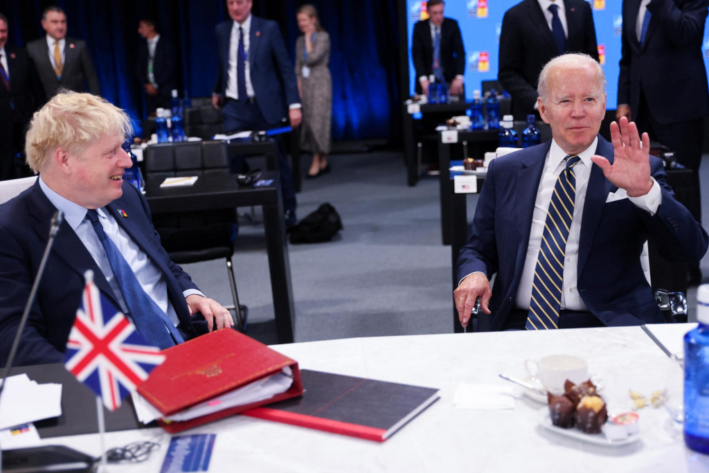 Britský premiér Boris Johnson a americký prezident Joe Biden. FOTO: Reuters
