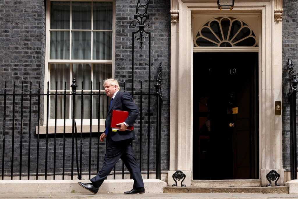 Boris Johnson odchádza z Downing Street. FOTO: Reuters