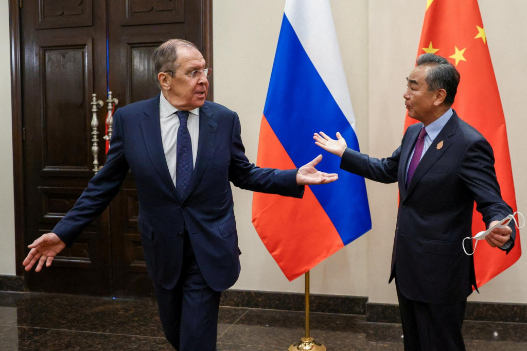Čínsky minister zahraničných vecí Wang I a šéf ruskej diplomacie Sergejov Lavrov. FOTO: Reuters