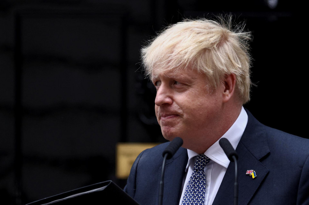 Britský ministerský predseda Boris Johnson oznamuje svoju rezignáciu. FOTO: Reuters