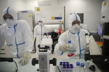 &lt;p&gt;Laboratórni pracovníci pracujú v laboratóriu - testovanie covidu. FOTO: TASR/AP&lt;/p&gt;