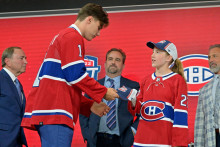 Jul 7, 2022; Montreal, Quebec, CANADA; Juraj Slafkovsky after being selected as the number one overall pick to the Montreal Canadiens in the first round of the 2022 NHL Draft at Bell Centre. Mandatory Credit: Eric Bolte-USA TODAY Sports SNÍMKA: Eric Bolte