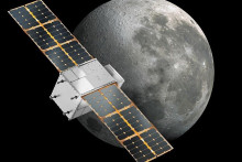 Ilustrácia sondy CAPSTONE pri Mesiaci.