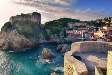 Dubrovník

Najvyhľadávanejšia a najnavštevovanejšia destinácia celého Chorvátska. Od siedmeho storočia patril tunajší prístav medzi najvýznamnejšie centrá obchodu v Stredozemnom mori. A napriek neustálej hrozbe zo strany rozpínavej Osmanskej ríše rozkvital ako centrum literatúry, umenia, vedy a vzdelanosti.

Staré mesto, obohnané najsilnejšími hradbami v celej Európe, na dĺžku majú dva kilometre a je z nich prekrásny výhľad na mesto a more, je dodnes pozoruhodnou zbierkou historických klenotov. Spomenieme napríklad pevnosť sv. Jana (Fortaleza de San Juan, v chorvátčine Vrđava Sveti Ivan), veže Minčeta a Bokar, bulvár Stradun, deväť palácov šľachty, Pilská brána z roku 1537, sedem kostolov a katedrála, synagóga, kláštory alebo Onofriova fontána. Nič z toho pri prehliadke neminiete, pretože ležia na pokope. Za hradbami ležia pláže Banje a Lapad. Je tu krásne, len tých turistov je tu občas trochu veľa.

SNÍMKA: Pixabay