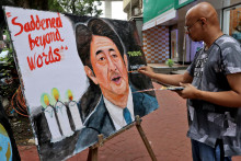 &lt;p&gt;Umelec dokončuje obraz zavraždeného japonského expremiéra Šinzóa Abeho. FOTO: Reuters&lt;/p&gt;