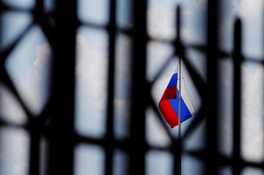Ruská vlajka za plotom Ruského veľvyslanectva vo Washingtone. FOTO: REUTERS