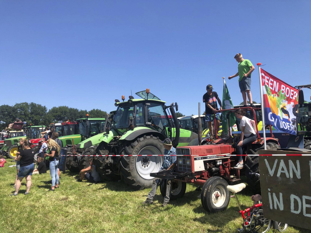 Holandskí farmári protestujú proti vládnemu plánu na zníženie emisií oxidov dusíka a amoniaku. FOTO: Reuters