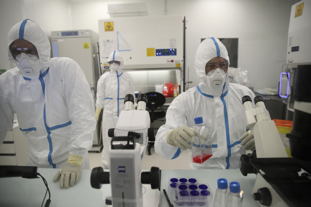 Laboratórni pracovníci pracujú v laboratóriu - testovanie covidu. FOTO: TASR/AP