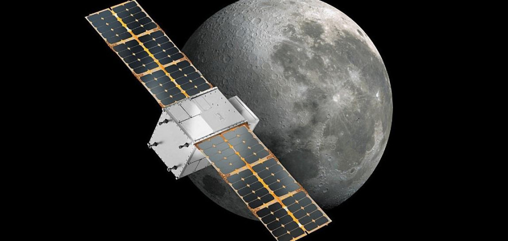 Ilustrácia sondy CAPSTONE pri Mesiaci.