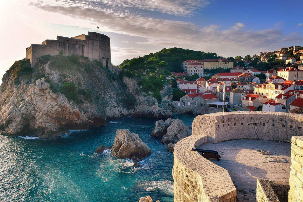 &lt;p&gt;&lt;u&gt;&lt;strong&gt;Dubrovník&lt;/strong&gt;&lt;/u&gt;&lt;/p&gt;

&lt;p&gt;Najvyhľadávanejšia a najnavštevovanejšia destinácia celého Chorvátska. Od siedmeho storočia patril tunajší prístav medzi najvýznamnejšie centrá obchodu v Stredozemnom mori. A napriek neustálej hrozbe zo strany rozpínavej Osmanskej ríše rozkvital ako centrum literatúry, umenia, vedy a vzdelanosti.&lt;/p&gt;

&lt;p&gt;Staré mesto, obohnané najsilnejšími hradbami v celej Európe, na dĺžku majú dva kilometre a je z nich prekrásny výhľad na mesto a more, je dodnes pozoruhodnou zbierkou historických klenotov. Spomenieme napríklad pevnosť sv. Jana (Fortaleza de San Juan, v chorvátčine Vrđava Sveti Ivan), veže Minčeta a Bokar, bulvár Stradun, deväť palácov šľachty, Pilská brána z roku 1537, sedem kostolov a katedrála, synagóga, kláštory alebo Onofriova fontána. Nič z toho pri prehliadke neminiete, pretože ležia na pokope. Za hradbami ležia pláže Banje a Lapad. Je tu krásne, len tých turistov je tu občas trochu veľa.&lt;/p&gt;

&lt;p&gt;SNÍMKA: Pixabay&lt;/p&gt;