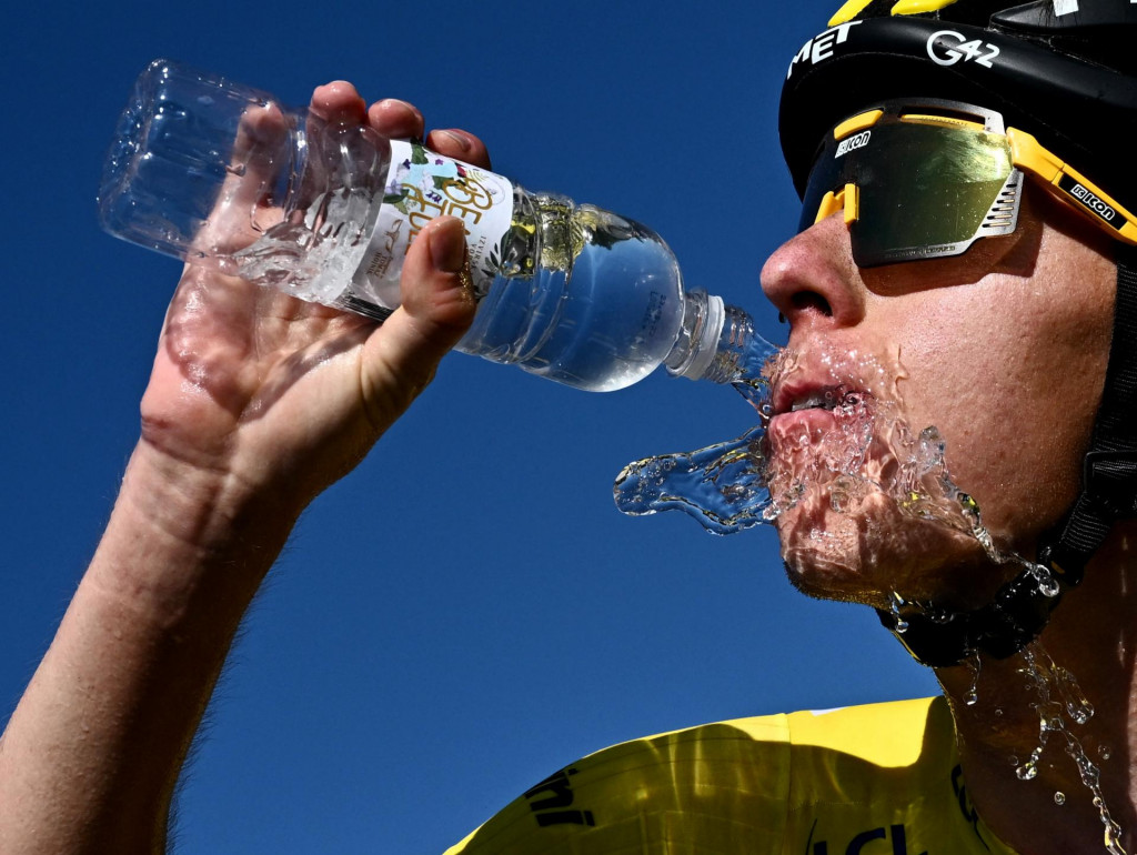 Slovinec Tadej Pogačar z tímu UAE Emirates sa ovlažuje po víťazstve v 7. etape Tour de France. FOTO: Reuters