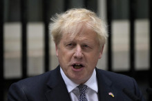 &lt;p&gt;Britský premiér Boris Johnson číta vyhlásenie o jeho odstúpení z funkcie. FOTO: TASR/AP&lt;br /&gt;
 &lt;/p&gt;
