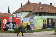 Bilbordy politických strán v Nemecku. FOTO: Reuters