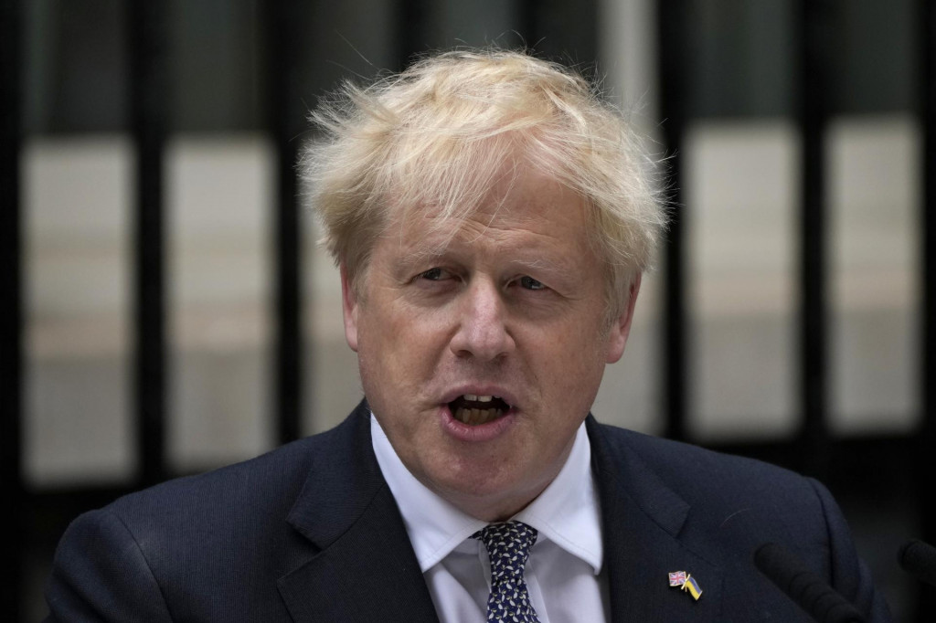 Britský premiér Boris Johnson číta vyhlásenie o jeho odstúpení z funkcie. FOTO: TASR/AP
 