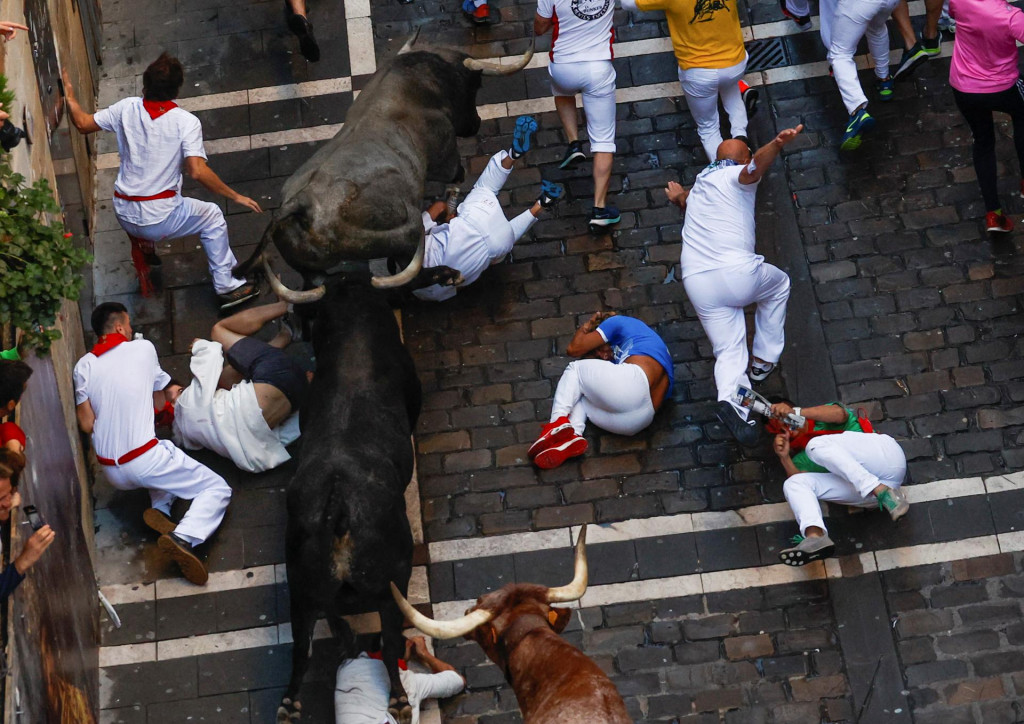 Zranení ľudia pri tradičnom behu pred býkmi v španielskej Pamplone. FOTO: Reuters