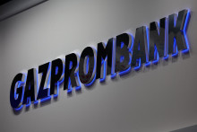 Tabuľa s logom Gazprombank. FOTO: REUTERS