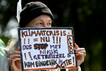 Klimatickí aktivisti Extinction Rebellion blokujú diaľnicu vedúcu do centra Haagu a požadujú okamžité opatrenia na boj proti klimatickým zmenám. FOTO: REUTERS