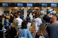 Letiská nemajú dostatok zamestnancov. Cítia to aj pasažieri. FOTO: Reuters
