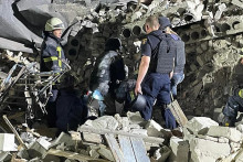 Záchranná operácia po raketovom údere na mesto Časiv Jar. FOTO: REUTERS