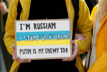 Fotka transparentu z protestu proti vojne na Ukrajine, ktorej sa zúčastnili Rusi žijúci za hranicami Ruska. FOTO: REUTERS