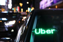 Neautorizované zariadenie s verziou loga Uber na vozidle na Manhattane, New York City. FOTO: REUTERS