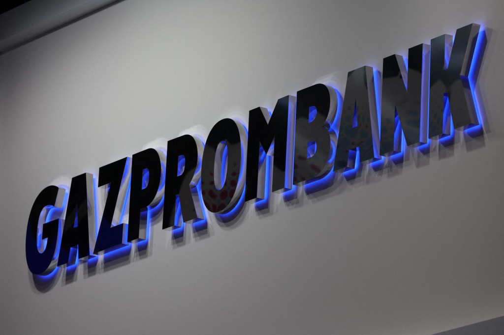 Tabuľa s logom Gazprombank. FOTO: REUTERS