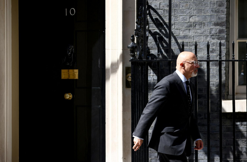 Kandidát na lídra konzervatívcov, minister financií Nadhim Zahawi, pred premiérskym sídlom na Downing Street v Londýne. FOTO: REUTERS