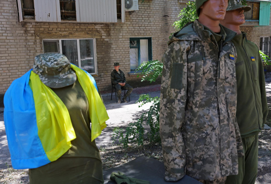 Pr&iacute;slu&scaron;n&iacute;k prorusk&yacute;ch jednotiek sa pozer&aacute; na v&yacute;stavu železiarstva a zbran&iacute; ukrajinskej arm&aacute;dy, ktor&eacute; zostali v Lysyčansku. FOTO: REUTERS