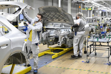 Zamestnanci spoločnosti Volkswagen Slovakia pracujú na výrobnej linke. FOTO: TASR 