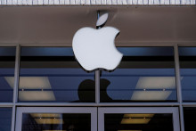 Podľa analytika Kua chce Apple zmeniť pomer predajov iPhonov v prospech verzií Pro. SNÍMKA: Joshua Roberts, Reuters