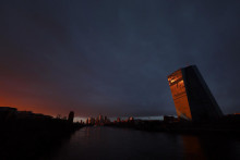 Budovu ústredia Európskej centrálnej banky (ECB) je vidieť pri západe slnka vo Frankfurte v Nemecku. FOTO: Reuters 