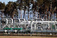 Rúry na pevnine plynovodu Nord Stream 1 v Lubmine v Nemecku. FOTO: Reuters 