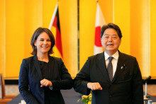 &lt;p&gt;Šéfka nemeckej diplomacie Annalena Baerbocková a japonský minister zahraničných vecí Jošimas Hajaši. FOTO: Reuters&lt;/p&gt;