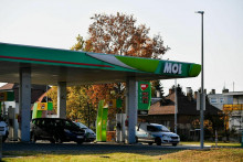 &lt;p&gt;Maďarská vláda zaviedla cenový strop vlani v novembri. Pre cudzincov platia od konca mája trhové ceny pohonných hmôt. FOTO: Reuters &lt;/p&gt;