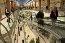 Česi nakupujú menej, pokles tržieb sa dotkol tak kamenných obchodov ako aj online priestoru. FOTO: TASR/AP