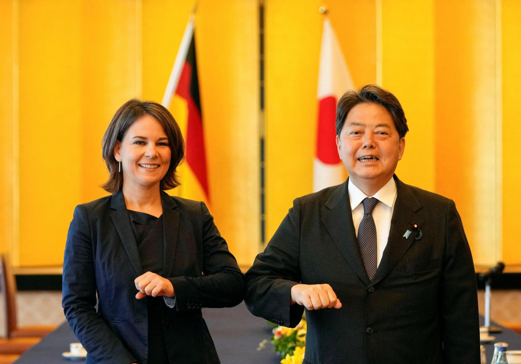 Šéfka nemeckej diplomacie Annalena Baerbocková a japonský minister zahraničných vecí Jošimas Hajaši. FOTO: Reuters