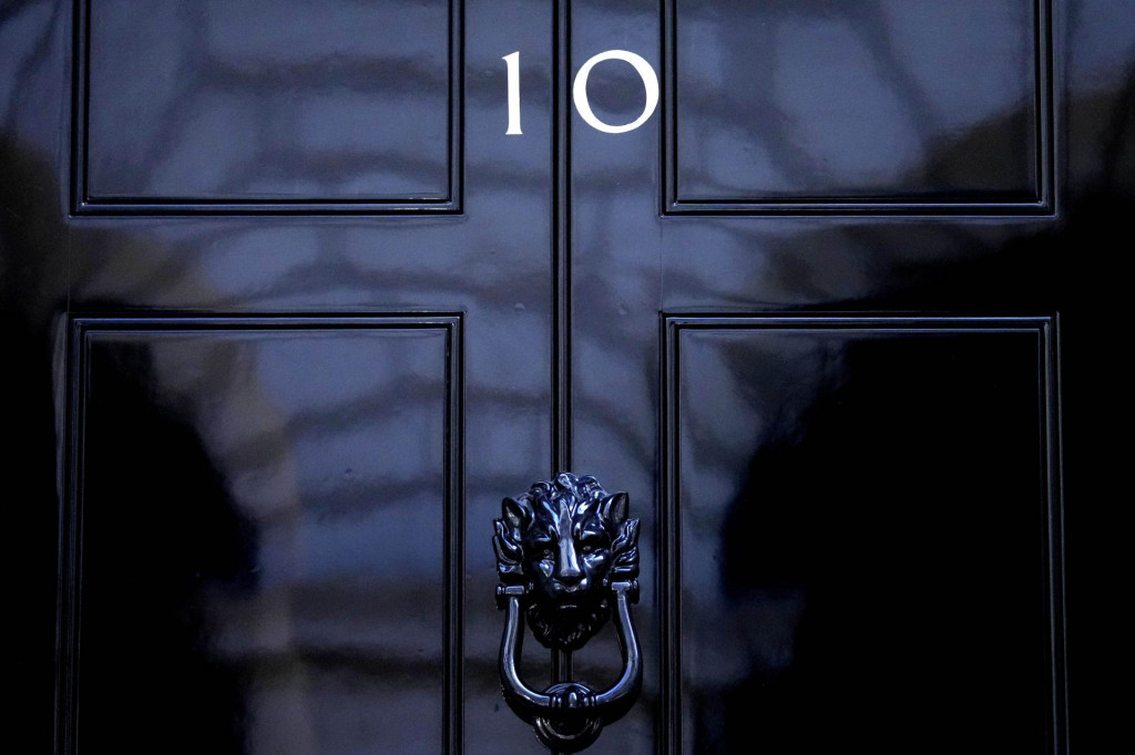 Dvere sídla britského premiéra na Downing Street 10 v Londýne. FOTO: TASR/AP