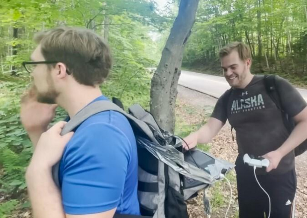 Youtuber počas turistiky dohral ťažkú skákačku.